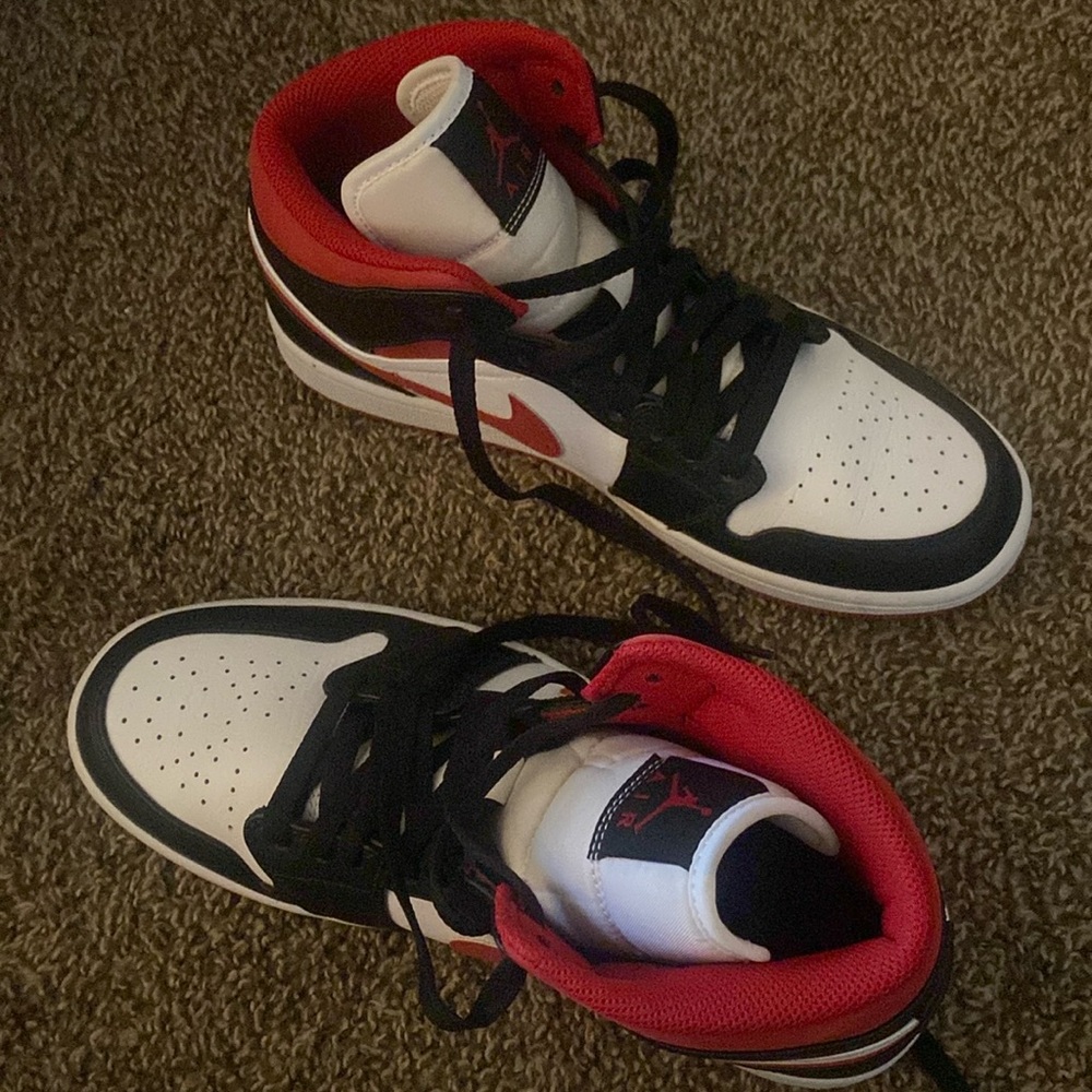 Air jordans black red and white size 8